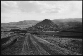 Türkei, Anatolien: Landschaft; Dorf in einer Hügellandschaft