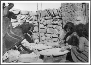 Anatolische Bauernfrauen bei der Nudelbestellung | L VI 28