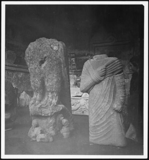 Hettitischer Adler neben einer röm. Kolossalstatue im Museum