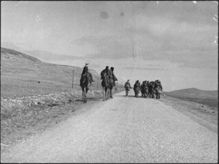 Palästina: Kamelreiter; Kamelreiter und schottisches Regiment auf Landstrasse