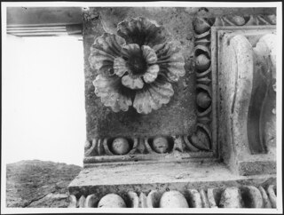 Libanon, Baalbek: Tempel; Detailansicht Rosette und Konsole