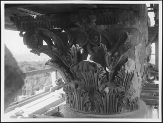Libanon, Baalbek: Tempel; Detailansicht Kapitell