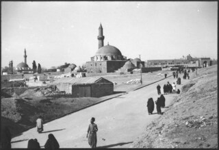 Syrien, Aleppo: Strassenszene; Strassenszene mit Moscheen im Hintergrund