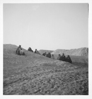Irak, Ur: Landschaft mit Menschengruppe; Menschengruppe in Landschaft