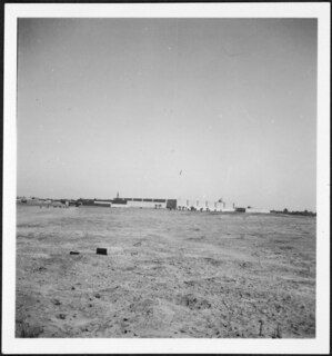 Irak: Landschaft; Landschaft mit Bauten in der Ferne
