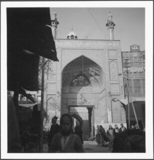 Irak, Kadimein (Kazimiyya): Moscheetor; Tor mit Passanten