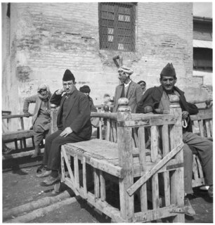 Irak, Baghdad (Bagdad): Strassenszene; Sitzende Männergruppe