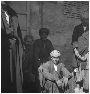 Irak, Baghdad (Bagdad): Strassenszene; Männergruppe