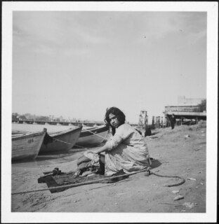 Irak, Bagdhad (Bagdad): Tigris; Frau sitzt am Ufer