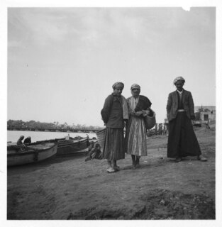 Irak, Bagdhad (Bagdad): Tigris; Männer am Ufer des Tigris