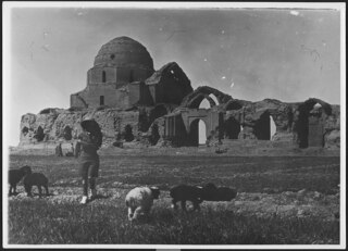 Persien, Veramin: Ruinen; Ansicht Moschee von Veramin, im Vordergrund Schafe und eine Person