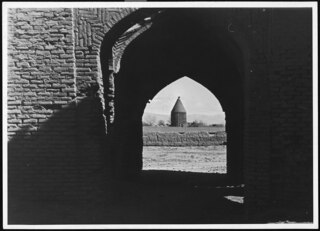 Persien, Veramin: Ruinen; Fotografie durch einen Torbogen, im Hintergrund Turm