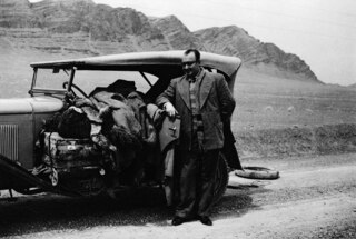 Persien, Persepolis: Porträt Mann; westlicher Mann posiert vor Automobil, auf der Fahrt nach Persepolis