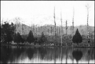 Persien: Landschaft (Lokalisierung unsicher); Landschaftsaufnahme: im Vordergrund Wasser, im Hintergrund schneebedeckte Berge