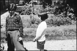 Persien: Kinder (Lokalisierung unsicher); Zwei Kinder in einem Garten