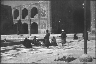 Persien, Isfahan: Palast der 40 Säulen (Lokalisierung unsicher); Menschen sitzen auf grossem Platz, im Hintergrund Gebäude