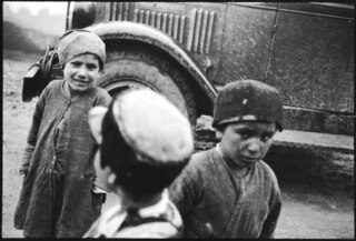 Persien, Persepolis: Kinder; Kinder vor einem Automobil, auf der Fahrt nach Persepolis