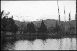 Persien: Landschaft (Lokalisierung unsicher); Landschaftsaufnahme: im Vordergrund Wasser, im Hintergrund schneebedeckte Berge