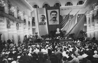 Russland, Moskau: Kongress oder Versammlung (Lokalisierung unsicher); Versammlung in einem grossen Saal, mit riesigen Porträts von Stalin. Eventuell handelt es sich um den Schriftstellerkongress