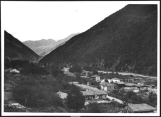 Georgien, Grusinische Heerstrasse (Georgische Heerstrasse): Siedlung; Siedlung im Tal einer Berglandschaft