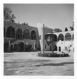 Libanon, Beid-eddin (Beit ed Din, Beiteddin): Palast; Palast, im Vordergrund Platz mit Brunnen