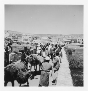 Syrien, Idlib: Markt; Menschen auf der Strasse, im Hintergrund Siedlung