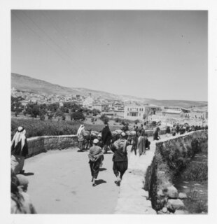 Syrien, Idlib: Markt; Menschen auf der Strasse, im Hintergrund Siedlung