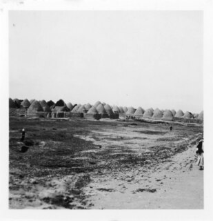 Syrien, Aleppo: Siedlung von Beduinen; Beduinen-Dorf mit runden Lehmhütten, um die Siedlung ist eine Mauer gebaut