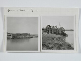 Irak: Wasserschöpfräder (Lokalisierung unsicher); Karteikarte: Wasserschöpfräder (Norias) u. Gebäude am Fluss an der Grenze zwischen Irak und Syrien