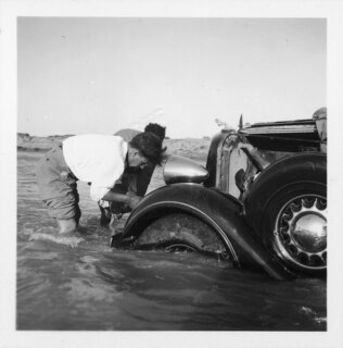 Irak, Mossul: Grosse Zab; Durchquerung des Flusses mit dem Automobil: Männer befestigen Seil ans Automobil
