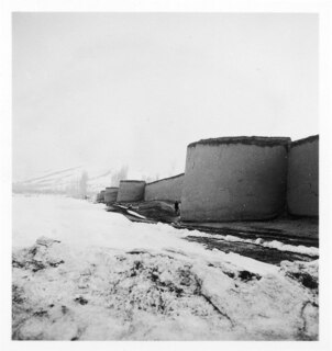 Persien: befestigte Siedlung; Mauer eines befestigten Dorfes und schneebedeckte Felder