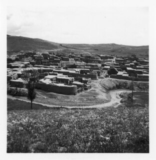 Persien: befestigte Siedlung; Ansicht einer Siedlung in den Bergen