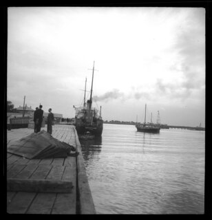 Persien, Pehlevi (Bandar Anzali, Bandar-e Anzeli, Bandar Pahlavi, Enzeli): Hafen; Ein Dampfschiff im Hafen von Pehlevi