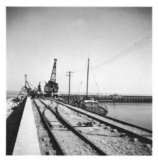 Persien, Deno (in der Nähe von Chalus, Chaloos, Chalous): Hafen (Lokalisierung unsicher); Hafenbecken mit einem Kran und einem Boot