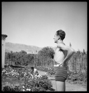 Persien, Farmanieh (Farmaniye): Claude Clarac (Lokalisierung unsicher); Claude Clarac steht in einem Garten