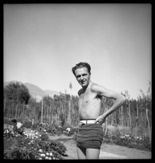 Persien, Farmanieh (Farmaniye): Claude Clarac (Lokalisierung unsicher); Claude Clarac steht in einem Garten