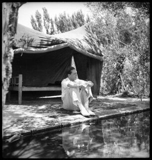 Persien, Farmanieh (Farmaniye): Claude Clarac (Lokalisierung unsicher); Claude Clarac sitzt in einem Garten im Schatten