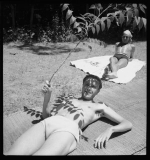 Persien, Farmanieh (Farmaniye): Claude Clarac (Lokalisierung unsicher); Claude Clarac beim Sonnenbaden, im Hintergrund ein zweiter Mann am Sonnenbaden