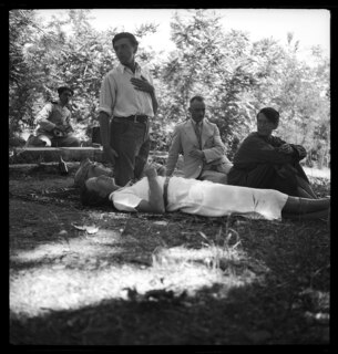 Persien, Farmanieh (Farmaniye): Menschen (Lokalisierung unsicher); Gruppe von westlich aussehenden Menschen sitzen oder liegen im Schatten eines Gartens. Eventuell handelt es sich dabei um Miette de Saussure und Henri Seyrig sowie Claude Clarac.