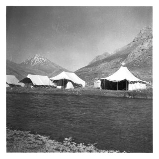 Persien, Elburs-Gebirge (Elburz): Camp; Zeltstadt im Lahr-Tal, im Hintergrund der Demawand (Dawawand)