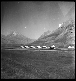 Persien, Elburs-Gebirge (Elburz): Camp; Zeltstadt im Lahr-Tal, im Hintergrund der Demawand (Dawawand)