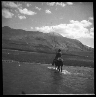 Persien, Elburs-Gebirge (Elburz): Fischen; Fischen im Fluss, Fischer sitzt dabei auf einem Pferde, welches im Fluss steht