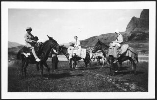 Persien, Elburs-Gebirge (Elburz): Reiten; Westlich aussehende Personen (Mitglieder der englischen Gesandtschaft?) auf ihren Pferden