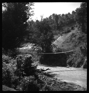 Persien, Firuskuh (Firuzkuh) im Elburs-Gebirge (Elburz): Brücke; Hängebrücke