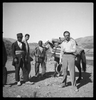 Persien, Firuskuh (Firuzkuh) im Elburs-Gebirge (Elburz): Claude Clarac; Claude Clarac zusammen mit Nomaden, stehen vor einem beladenen Maultier oder Pferd