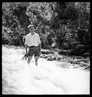 Persien, Elburs-Gebirge (Elburz): Claude Clarac; Claude Clarac steht in einem Fluss