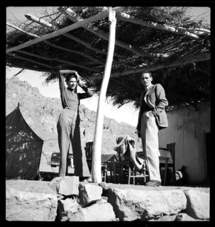 Persien, Scharis-Danek (unsichere lesart): Barbara Hamilton-Wright (Lokalisierung unsicher); Barbara Hamilton-Wright und ein westlich aussehnder Mann