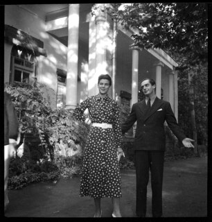 Persien, Farmanieh (Farmaniye): Barbara Hamilton-Wright (Lokalisierung unsicher); Barbara Hamilton-Wright und ein westlich aussehnder Mann