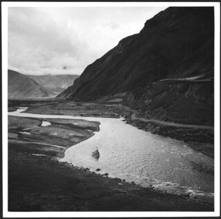 Persien, Elburs-Gebirge (Elburz): Landschaft (Lokalisierung unsicher); Tal mit Fluss, Berge