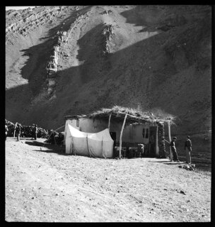 Persien, Scharis-Danek im Elburs-Gebirge (Elburz): Jagdlager; Hütte, Barbara Hamilton-Wright und Claude Clarac (?) stehen davor